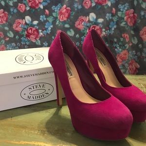 Fuchsia suede pumps! 💗